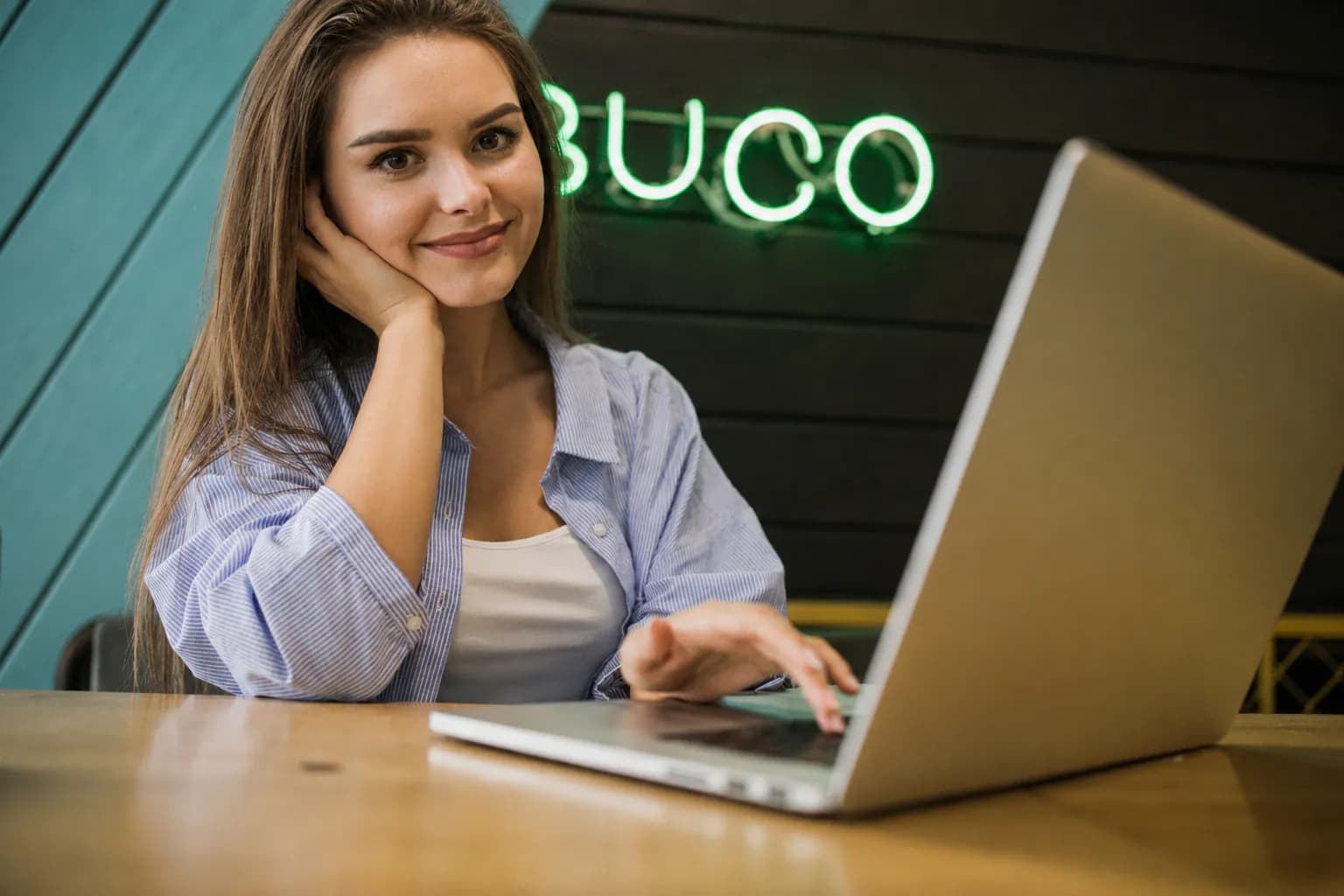 Profissional a trabalhar com inteligência artificial no computador